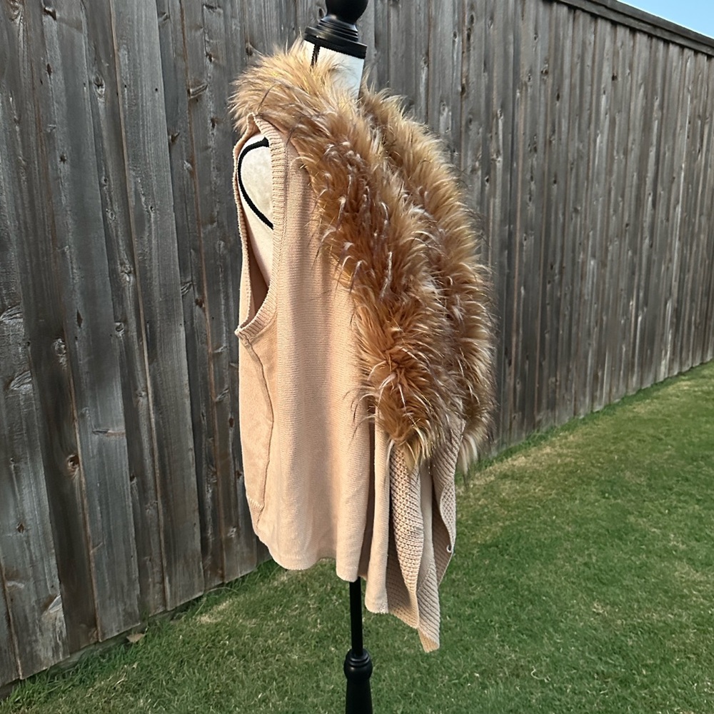 La Seine Tan Cardigan Vest Cape  with Luxurious Brown Gold Faux  Fur Trim NWT - Picture 3 of 8